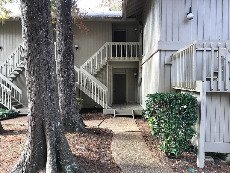 1050 Seacliff Dr N — Photo 2