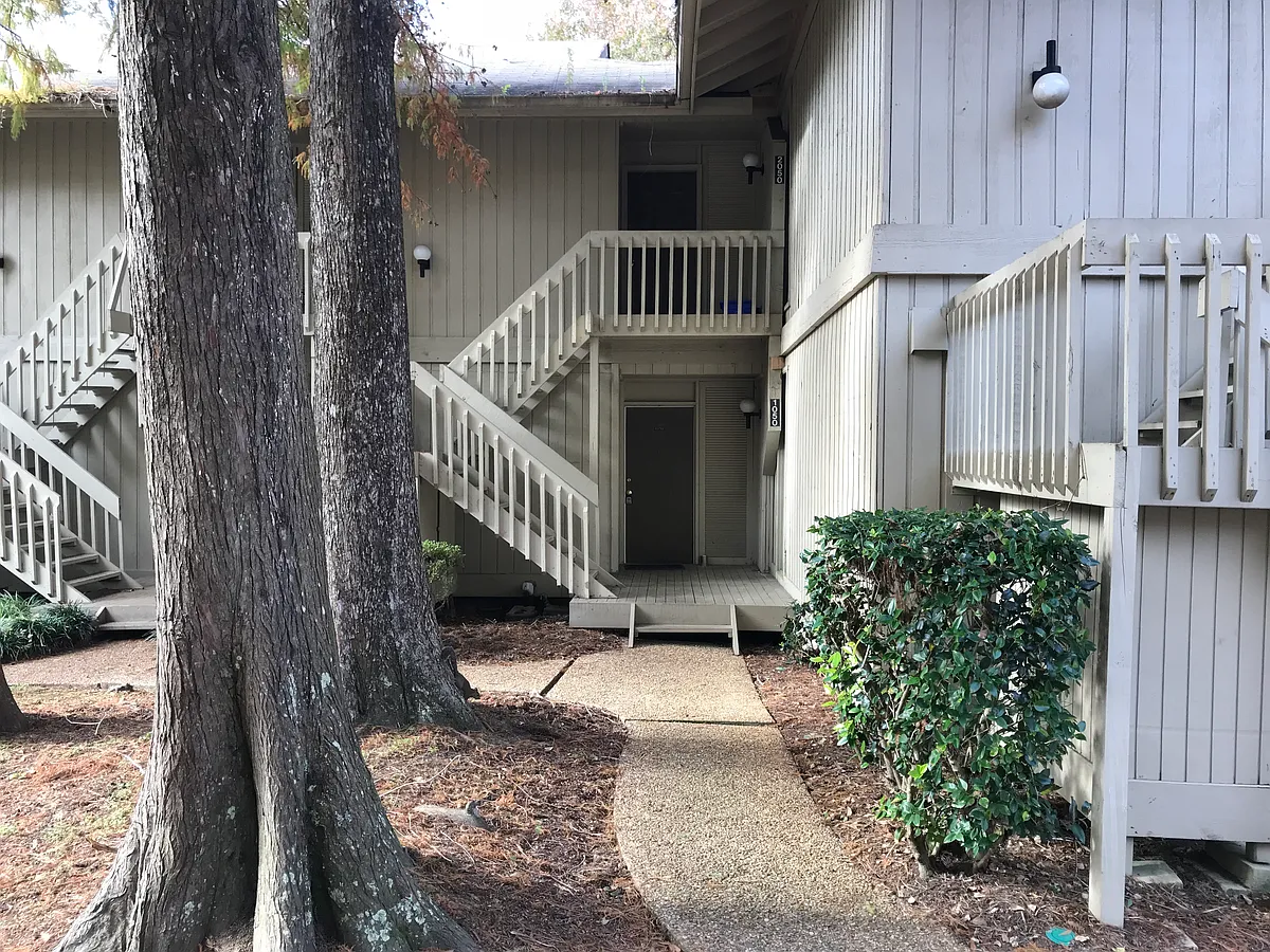 Building Photo - 1050 Seacliff Dr N