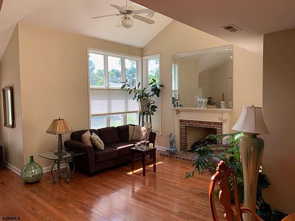 2nd image of 527 Saratoga Pl