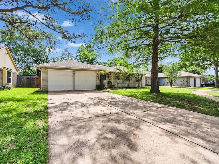 2554 Olympus Dr — Photo 3