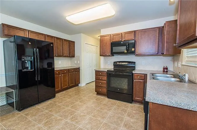 2110 Longburn Dr — Photo 22