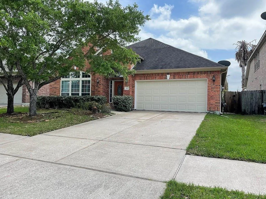 4 bed, 2.5 bath, 2550 sqft, $2,600 — Photo 2