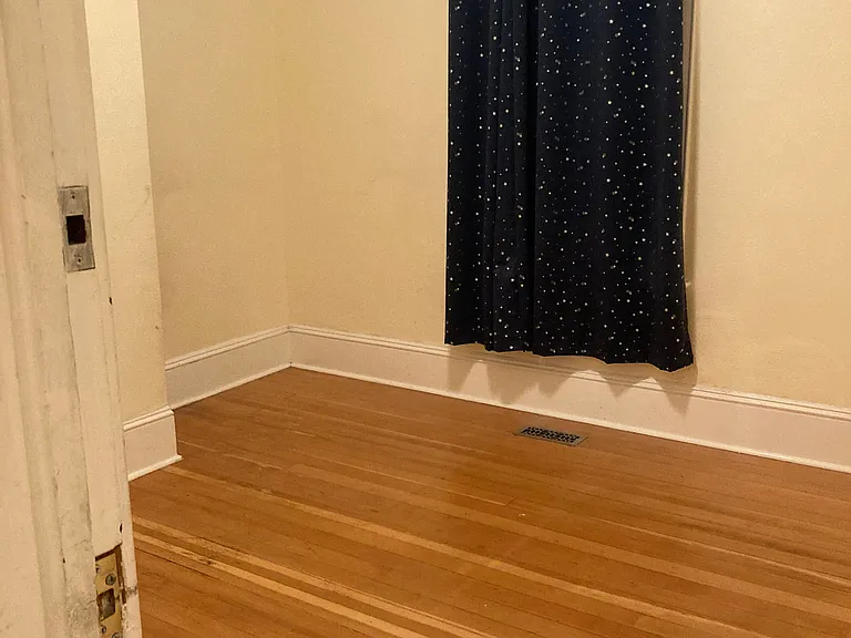First floor middle bedroom, with desk-shaped push-out