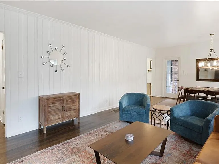 961 E Rock Springs Rd NE — Photo 4