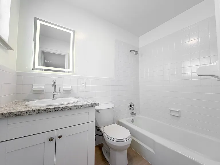 1100 S Broadway #205 — Photo 3