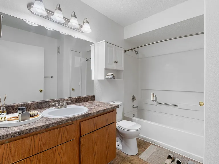 Three Bedroom - 3 Bed / 2 Bath - 989 Sq.Ft.
