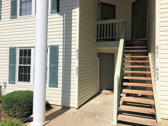 Again - lower left unit - A small step is all you have to go up to get in the unit.
