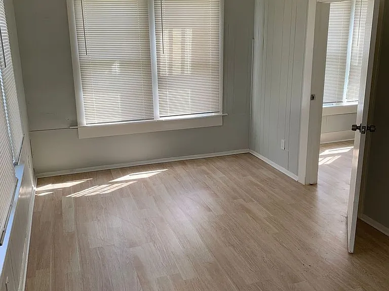 1107 Avenue A — Photo 13