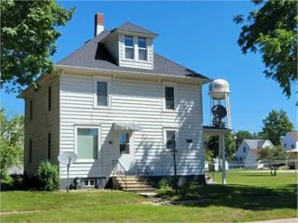 138 W 3rd St, Readlyn, IA 50668