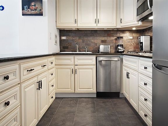 4th image of 229 E 28th St APT 1G