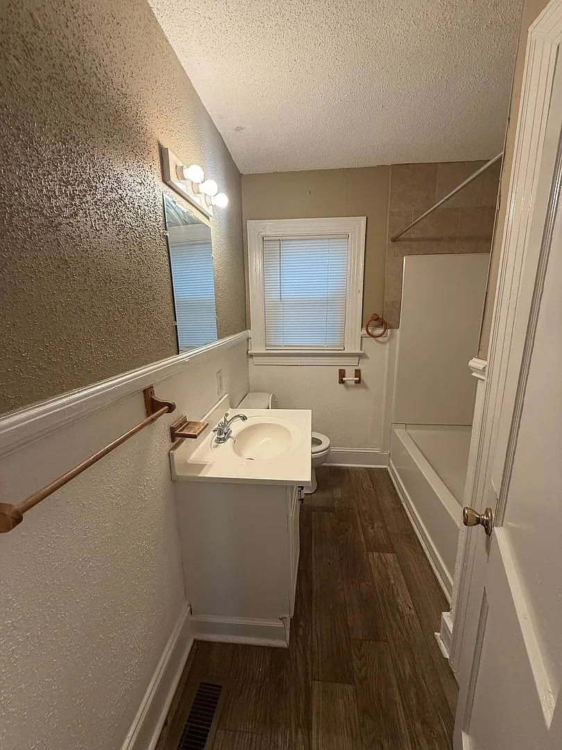 2 Bedroom, 1 Bath House - Available Now — Photo 3