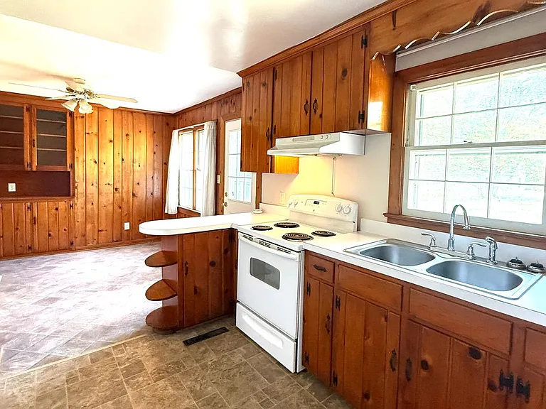 1523 Courthouse Rd — Photo 3
