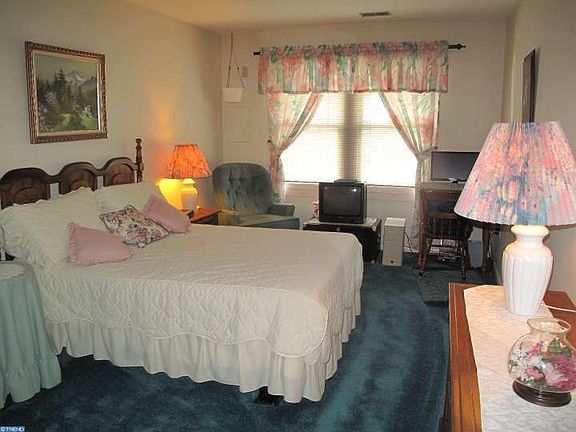 4th image of 739 Tennyson Dr
