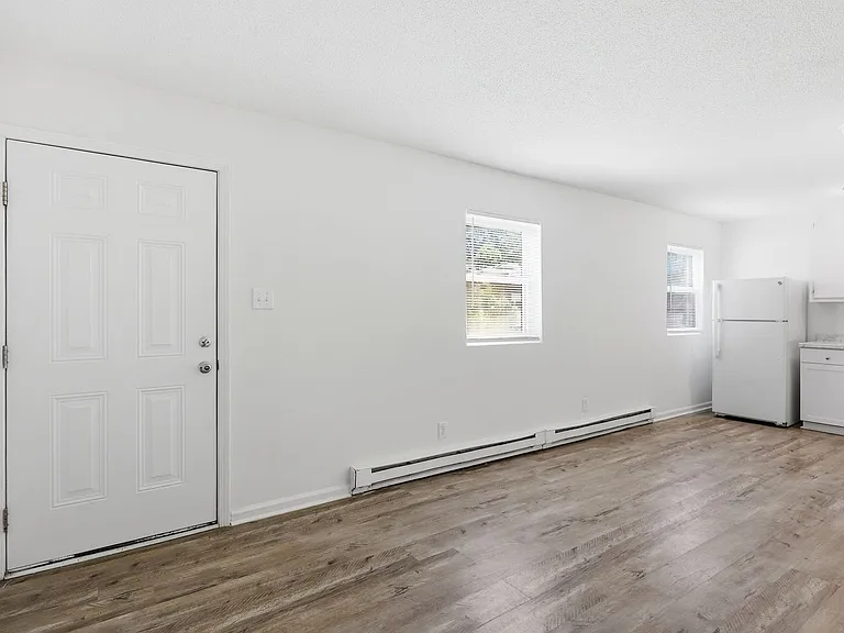 2107 Charles St S — Photo 2