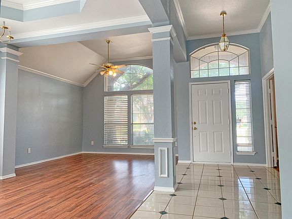 4th image of 10901 Pineview Ln