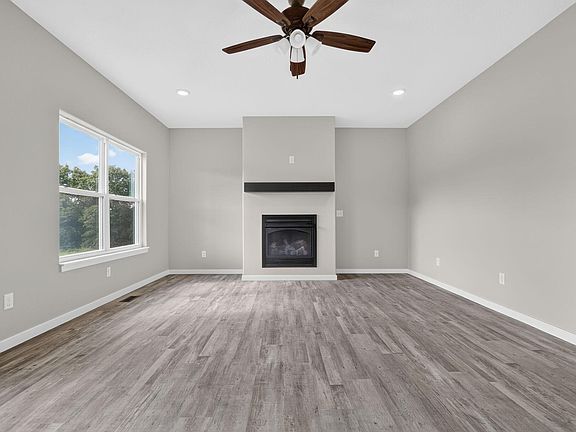 4th image of 419 Beavertail Road