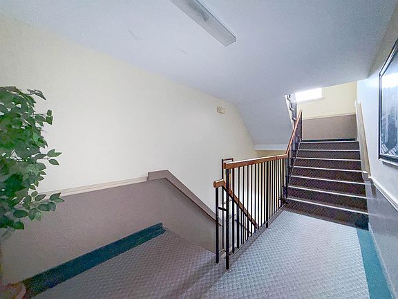 4th image of 11 Elena Ct