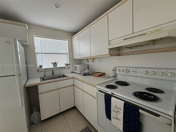 4th image of 9001 Sunrise Lakes Blvd APT 208