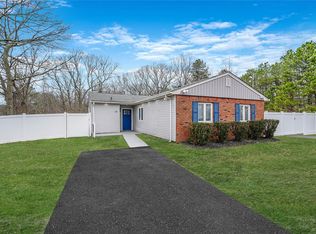 28 Shady Ln, Coram, NY 11727