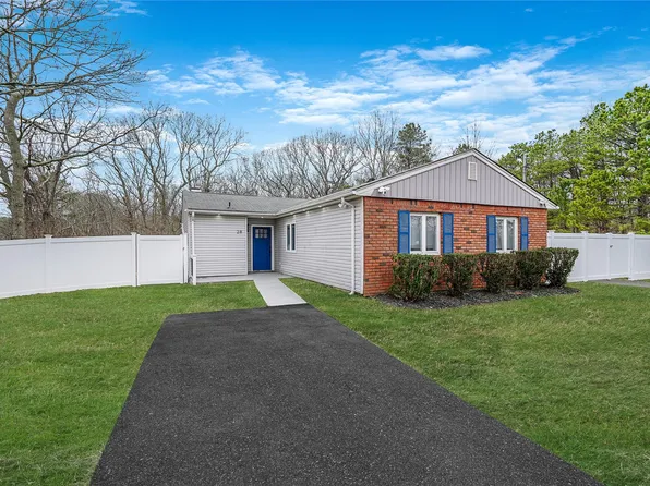 28 Shady Lane, Coram, NY 11727