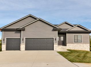 2323 Autumn Blaze Dr, Norwalk, IA 50211