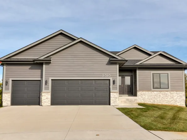 2323 Autumn Blaze Dr, Norwalk, IA 50211