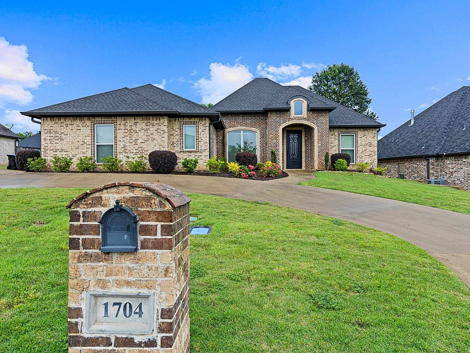 1st image of 1704 Riviera Dr