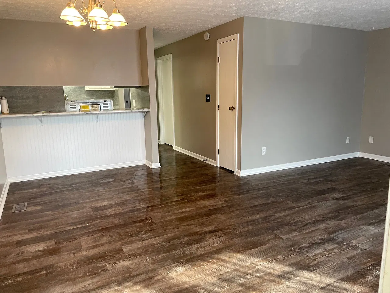 1203 Timberlane Dr — Photo 2