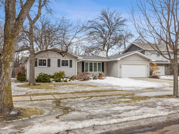 2513 9th St S, Fargo, ND 58103