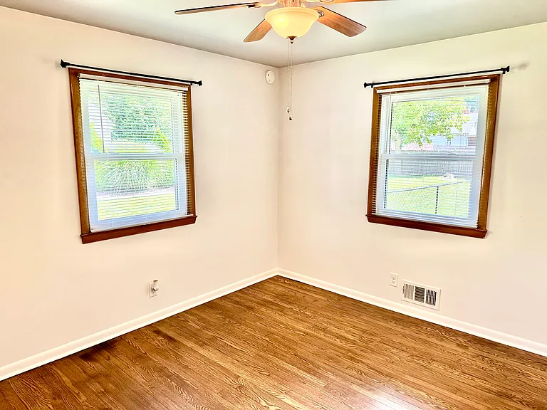910 Gilbert Ave — Photo 7