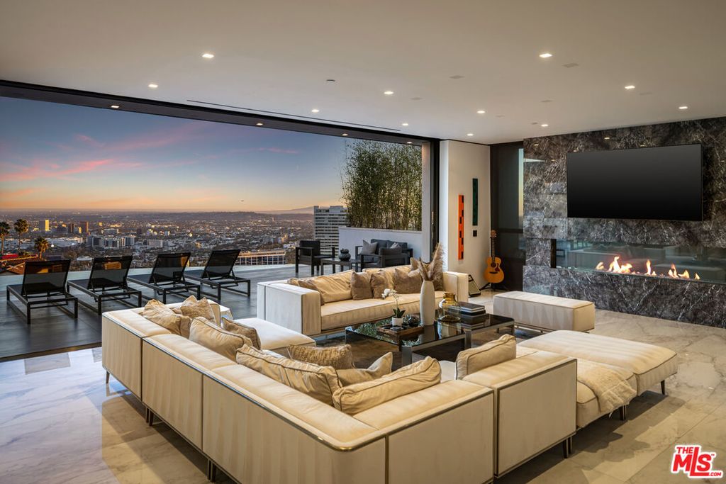 9410 Sierra Mar Pl, Los Angeles, CA - View 4