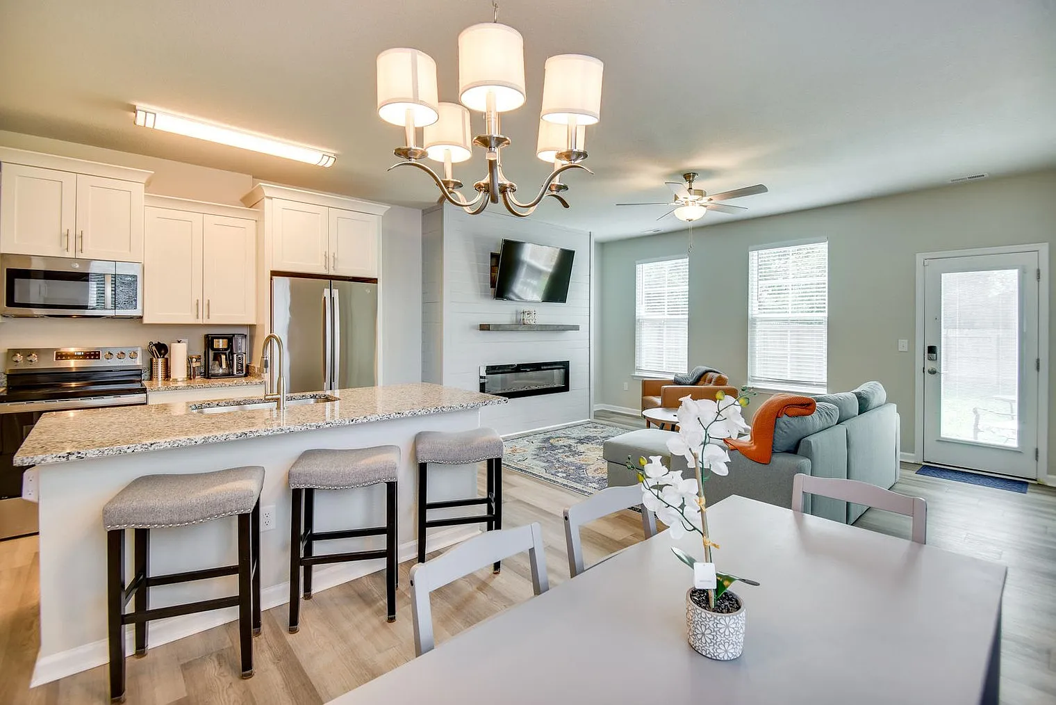 3 bed, 2.0 bath, 1496 sqft, $4,120 — Photo 4