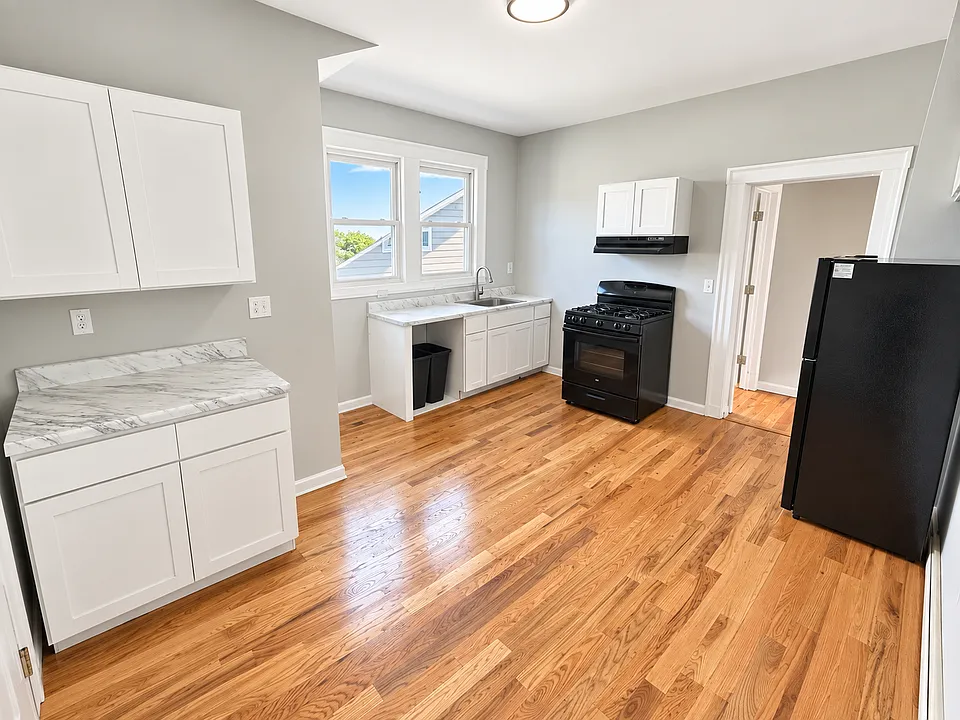 321 Leslie St #3