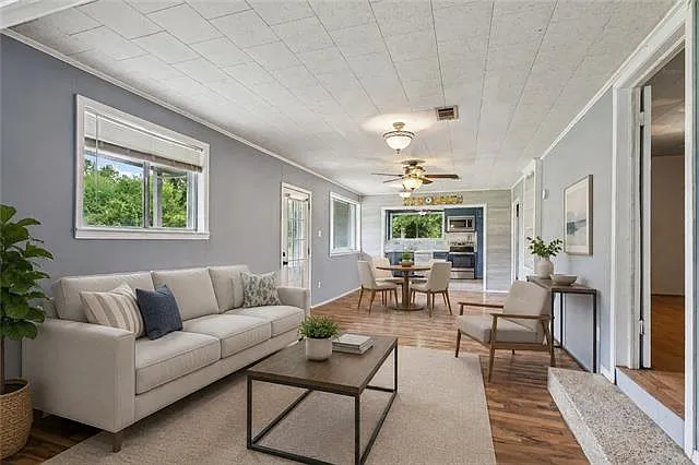 4 bed, 4.0 bath, 3048 sqft, $1,500 — Photo 2