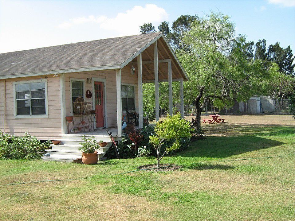 BEAUTIFULLY LANDSCAPED, 2 BEDROOM, 1 BATH ON 3 LOTS