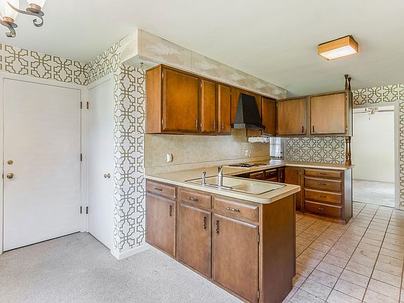 2nd image of 4042 E Hillandale Dr