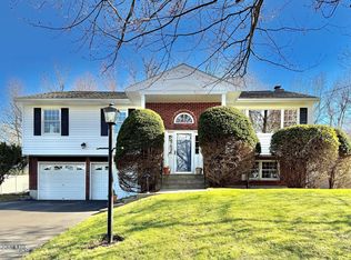 11 Petticoat Ln, Troy, NY 12180
