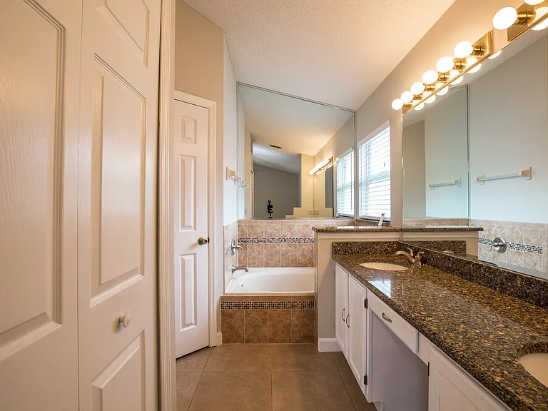 338 Lakebreeze Cir — Photo 10