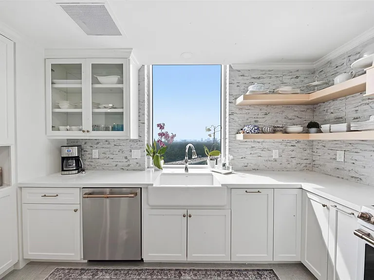 121 N Post Oak Ln #2203 — Photo 11