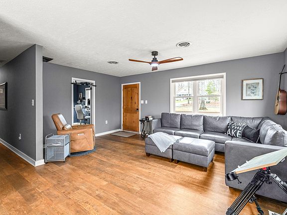 5th image of 399 Lewis Rd