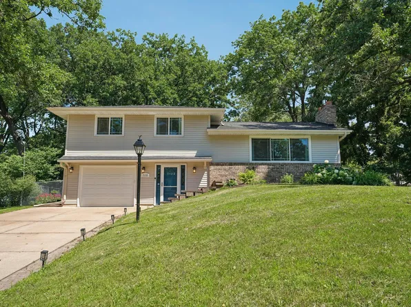 7132 Courtly Rd, Woodbury, MN 55125