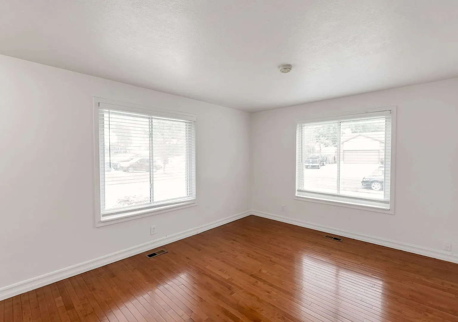 Beautiful & Spacious Brick Rambler in East Sandy! — Photo 2