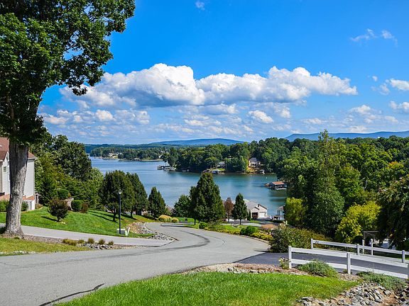 3rd image of 3677 Bluewater Dr