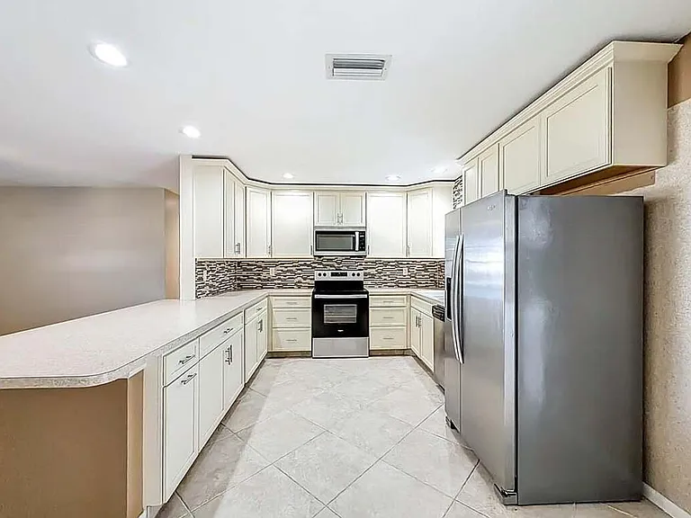 274 NE Glentry Ave — Photo 24