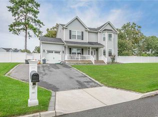 1 Tsmis Ct, Ridge, NY 11961