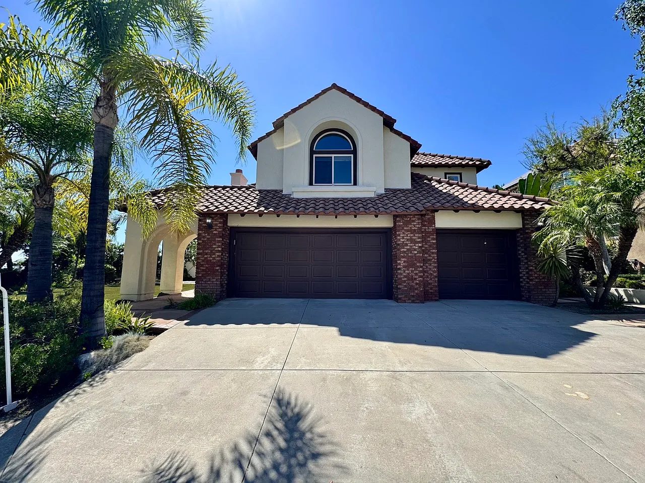 5 bed, 3.5 bath, 3640 sqft, $6,200 — Photo 2