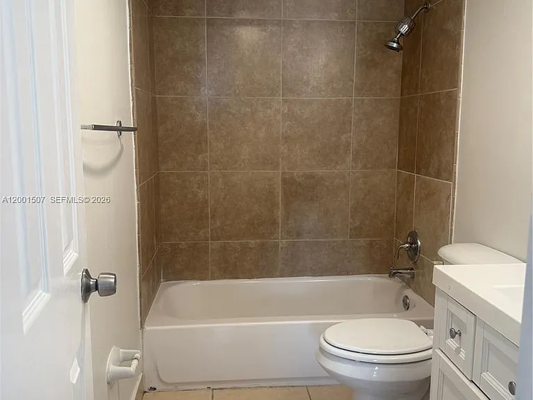 715 NE 2nd Ave #202 — Photo 8