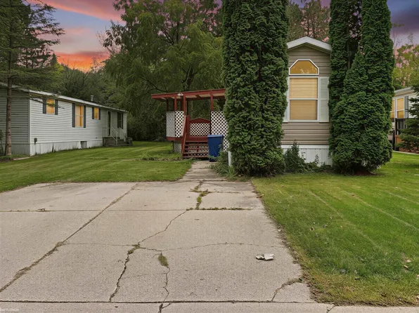 225 Warwick Way, Auburn Hills, MI 48326