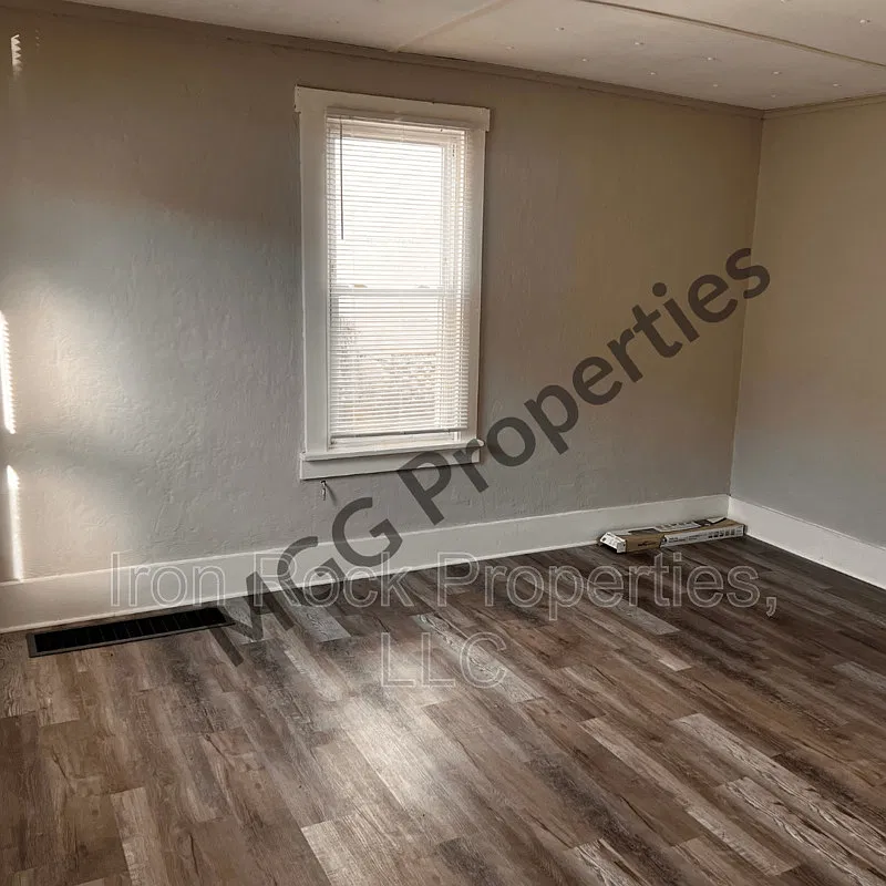 2 bed, 1.0 bath, $1,275 — Photo 4