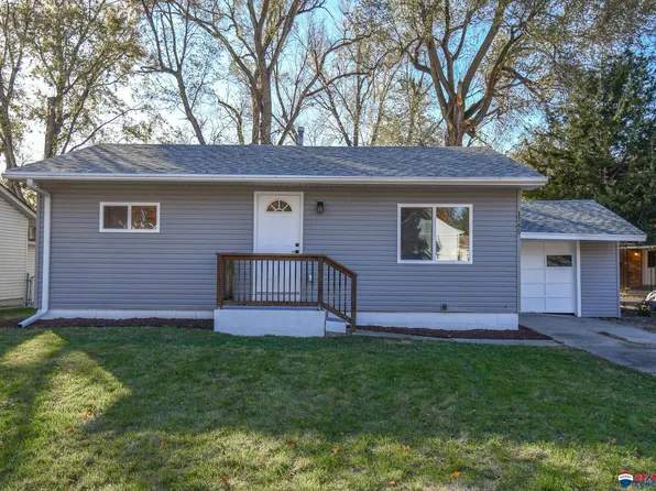 1745 Burnham St, Lincoln, NE 68502
